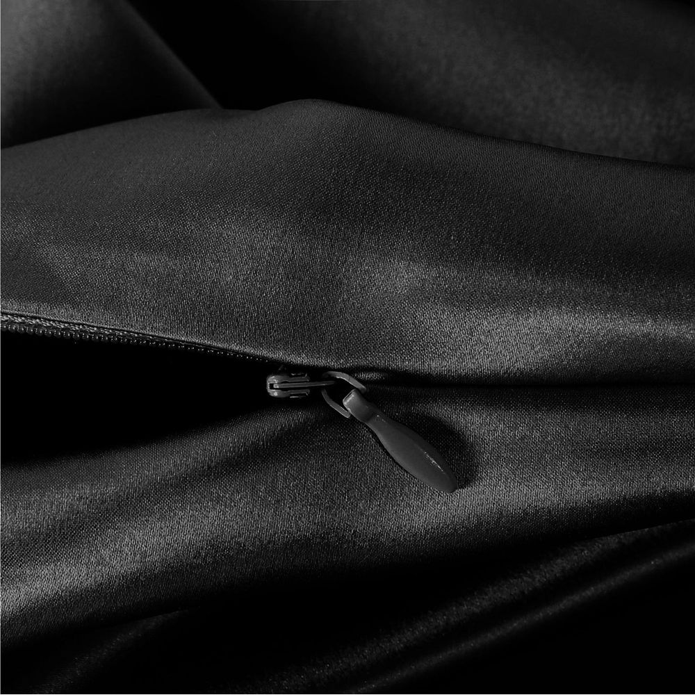 Schwarzer Satin-Stoff mit einem sichtbaren Reißverschluss.