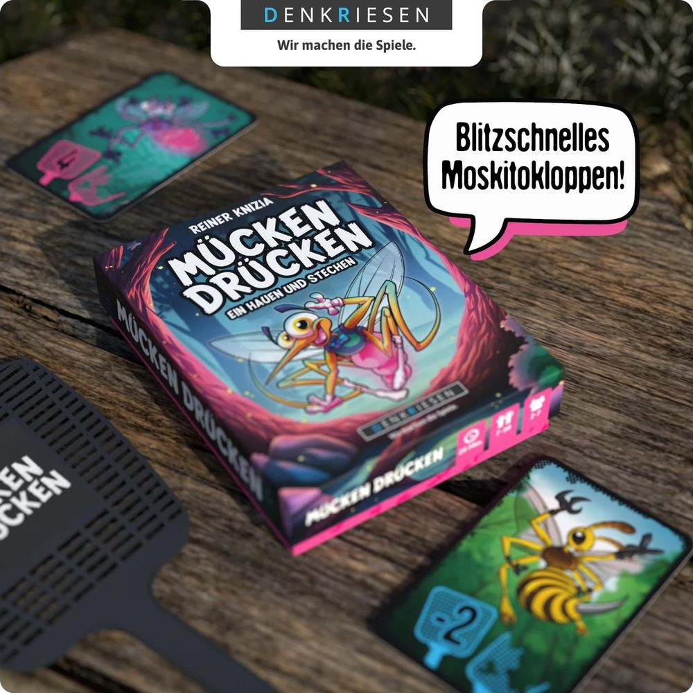 Kartenspiel "Mücken Drücken" auf Holz mit Karten und Fliegenklatsche.