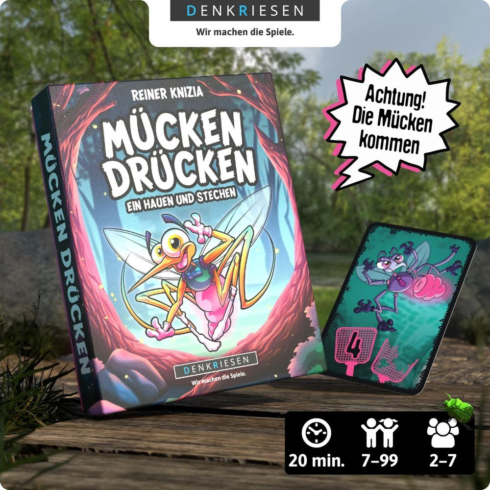 Das Kartenspiel Mücken Drücken liegt auf Holz vor verschwommenem Waldhintergrund mit Spielinfos unten und rechts.