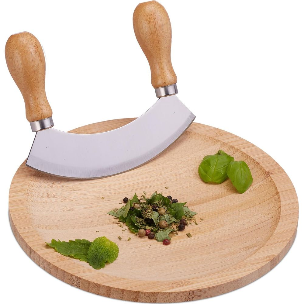 Wiegemesser auf rundem Holzbrett mit Kräutern und Gewürzen.