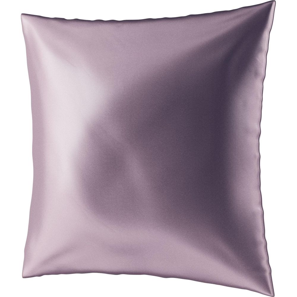 Ein glänzendes, hellviolettes Kissen aus Seide auf weißem Hintergrund.