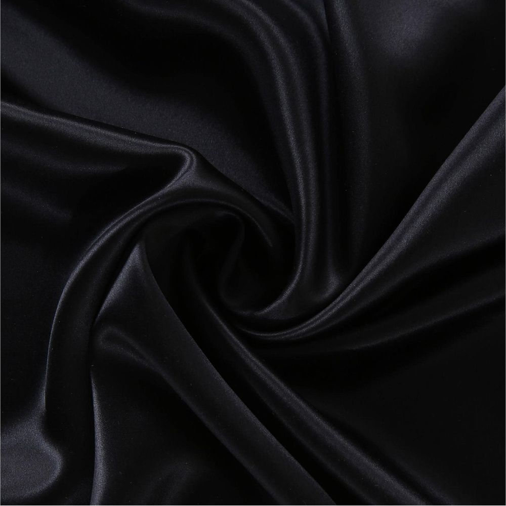Glänzender schwarzer Seidenstoff mit weichen, eleganten Falten.