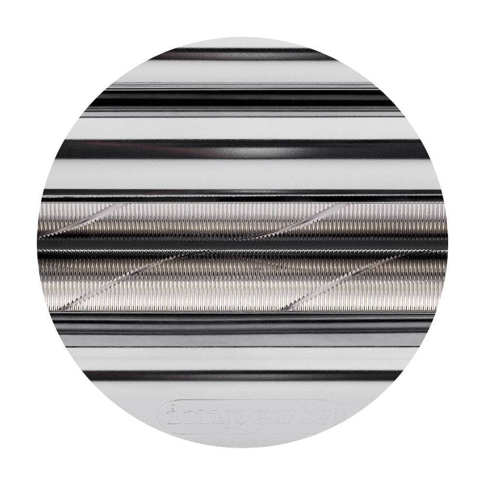 Nahaufnahme der glänzenden Metallwalzen einer Imperia Nudelmaschine mit geriffelten und glatten Oberflächen.