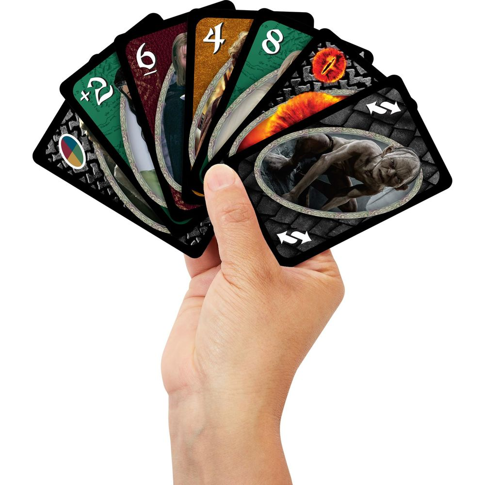 Eine Hand hält einen Fächer aus Uno-Spielkarten mit Motiven aus Der Herr der Ringe.