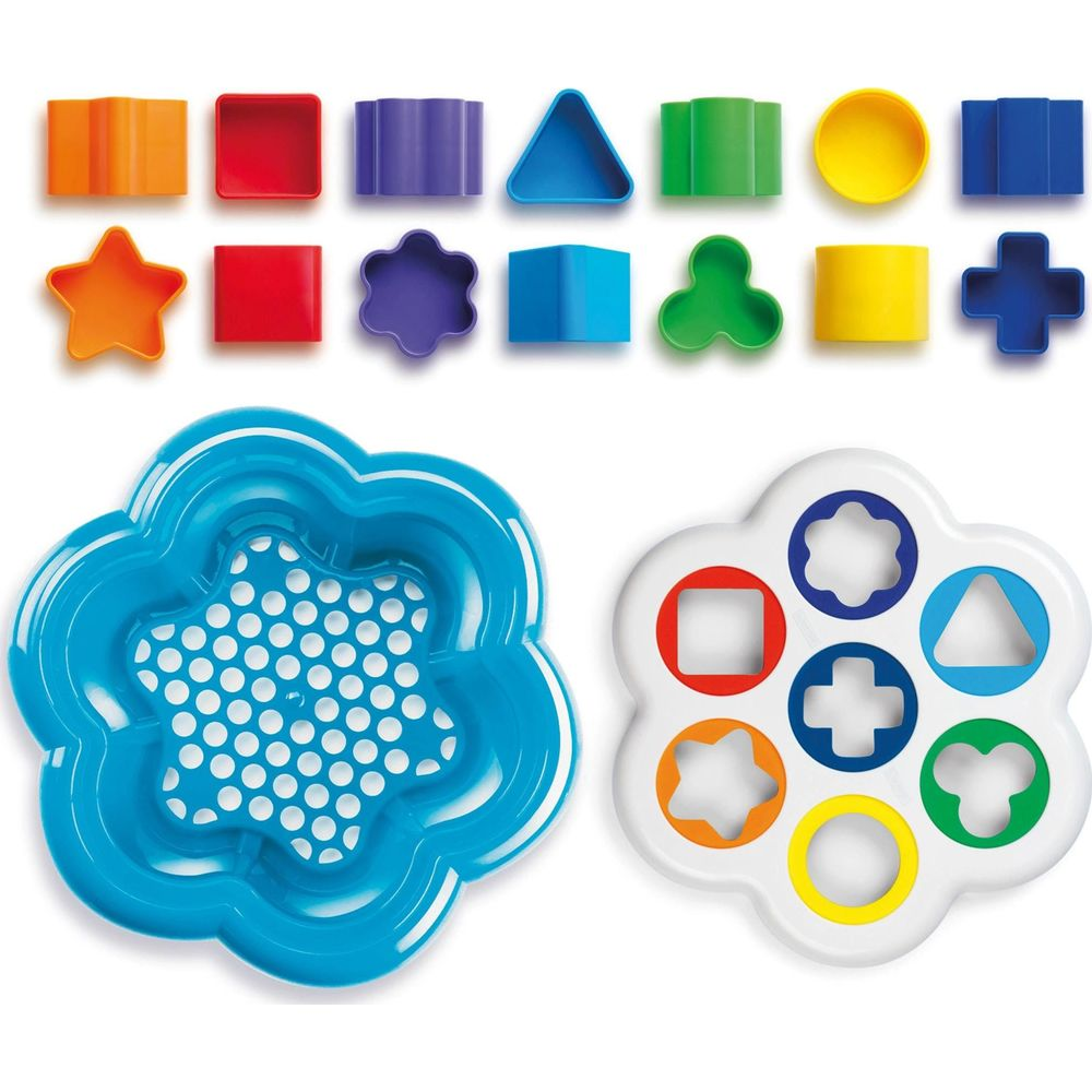 Bunte geometrische Spielzeugformen, ein blaues Sieb und eine weiße Sortierplatte auf weißem Hintergrund.