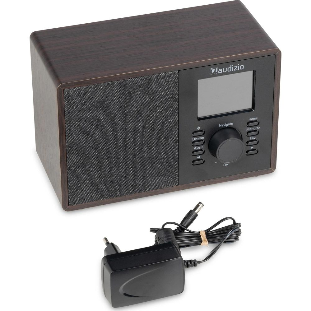 Una radio Audizio de madera con pantalla, botones y un adaptador de corriente en fondo blanco.