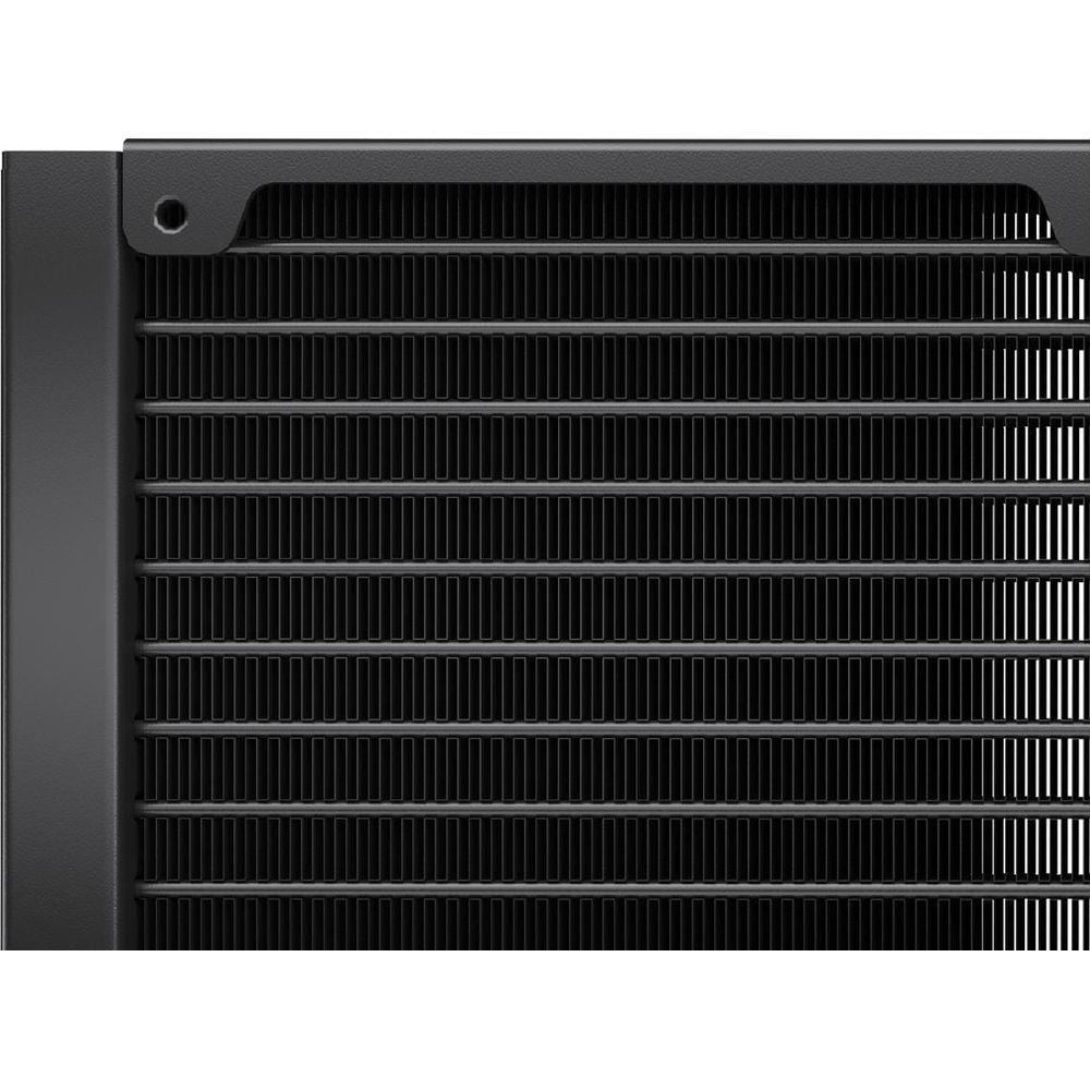 Primer plano de un radiador de refrigeración líquida negro para PC con aletas finas y un orificio para tornillo.