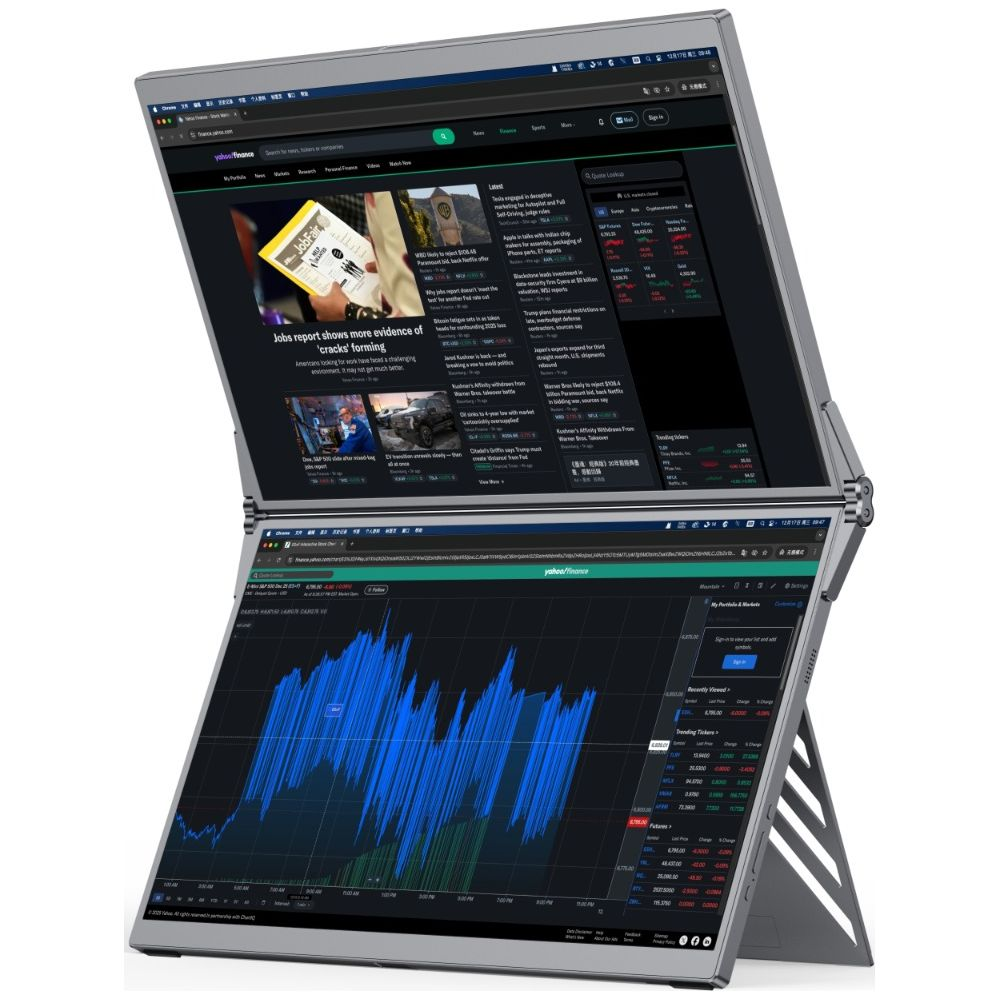 Un laptop argentato a doppio schermo mostra notizie finanziarie in alto e grafici azzurri in basso.