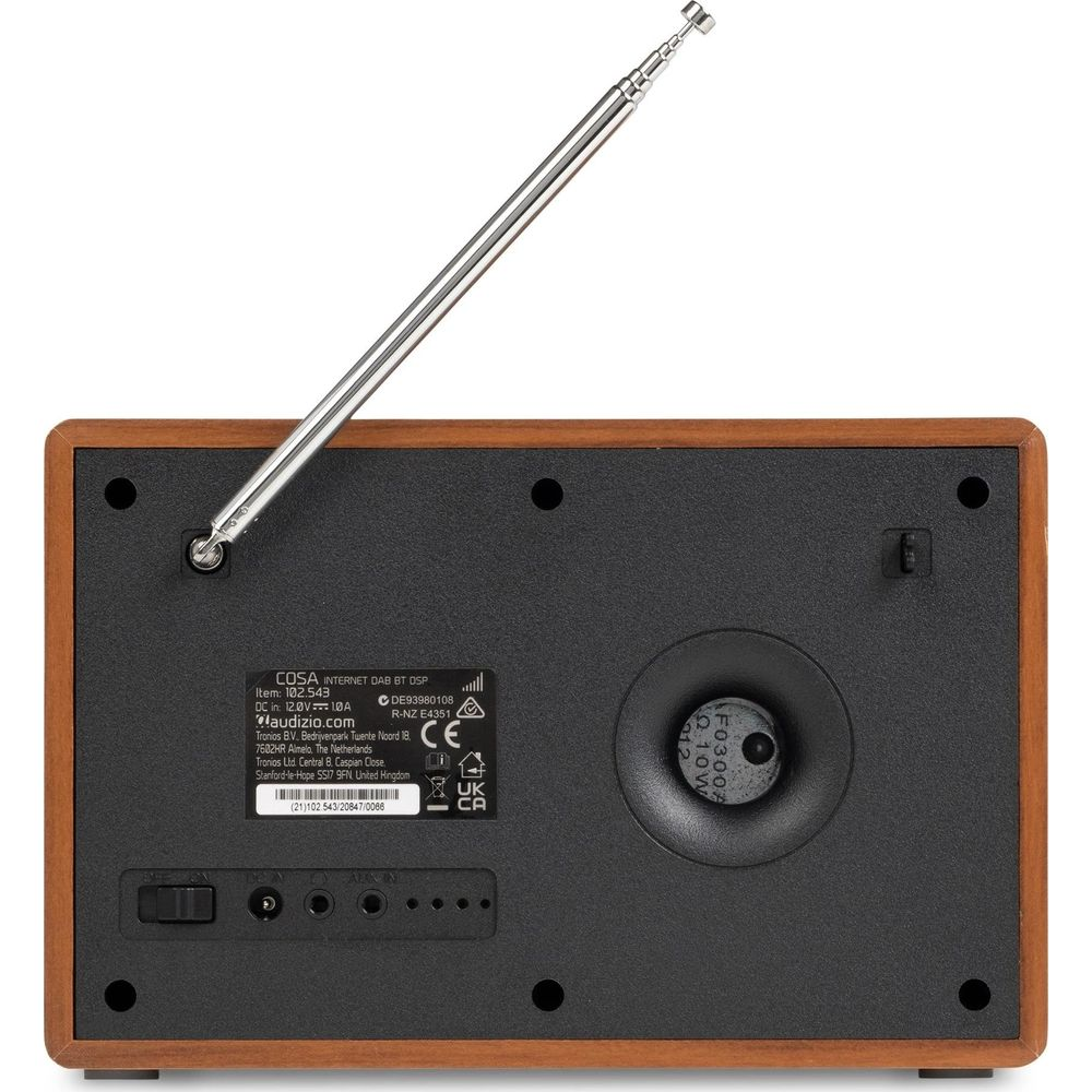 Parte trasera de una radio de madera marrón con antena telescópica extendida, puertos y etiquetas técnicas.