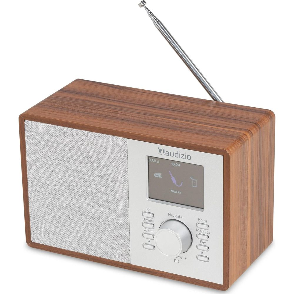 Una radio Audizio de madera con frontal de tela gris, pantalla digital, dial central y antena extendida sobre fondo blanco.