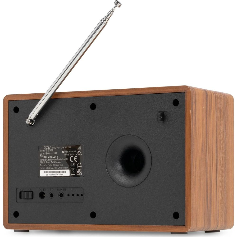 Parte trasera de una radio de madera retro con antena extendida, puerto de altavoz y varias conexiones.