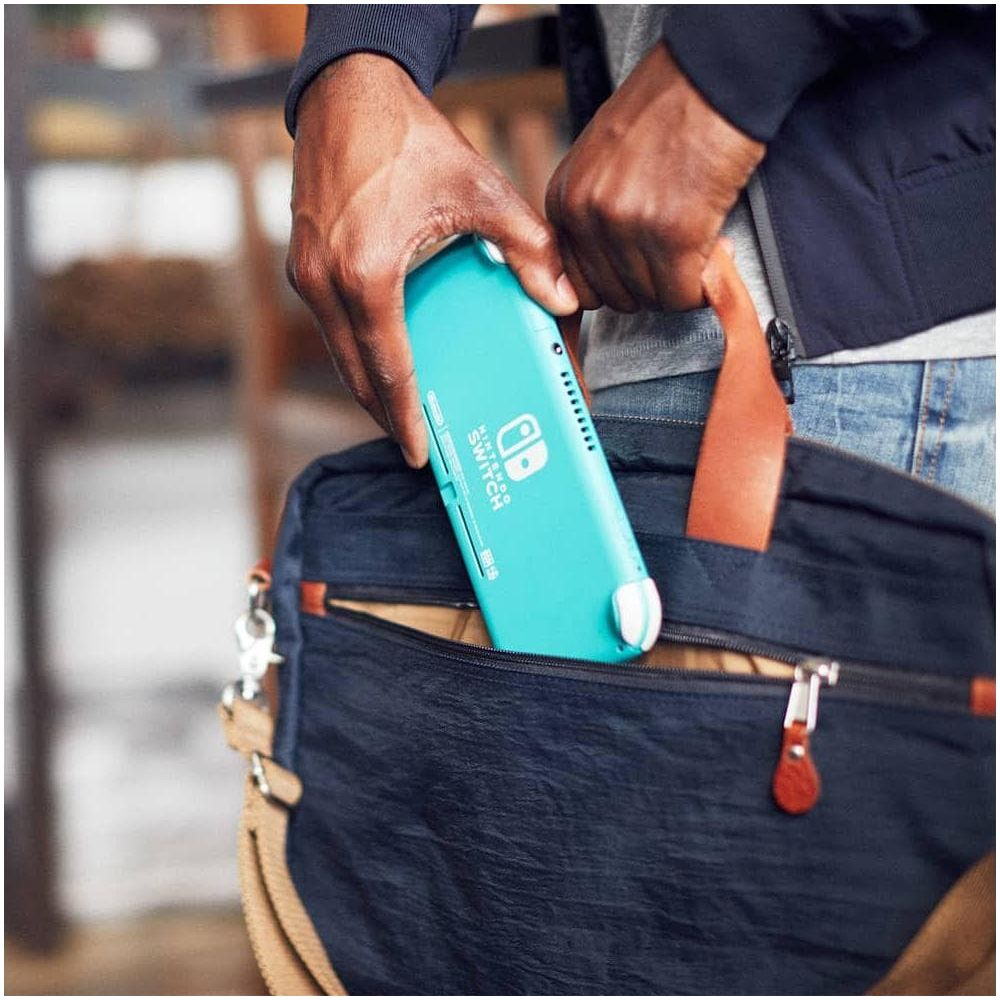 Una persona ripone una console Nintendo Switch turchese in una borsa blu.