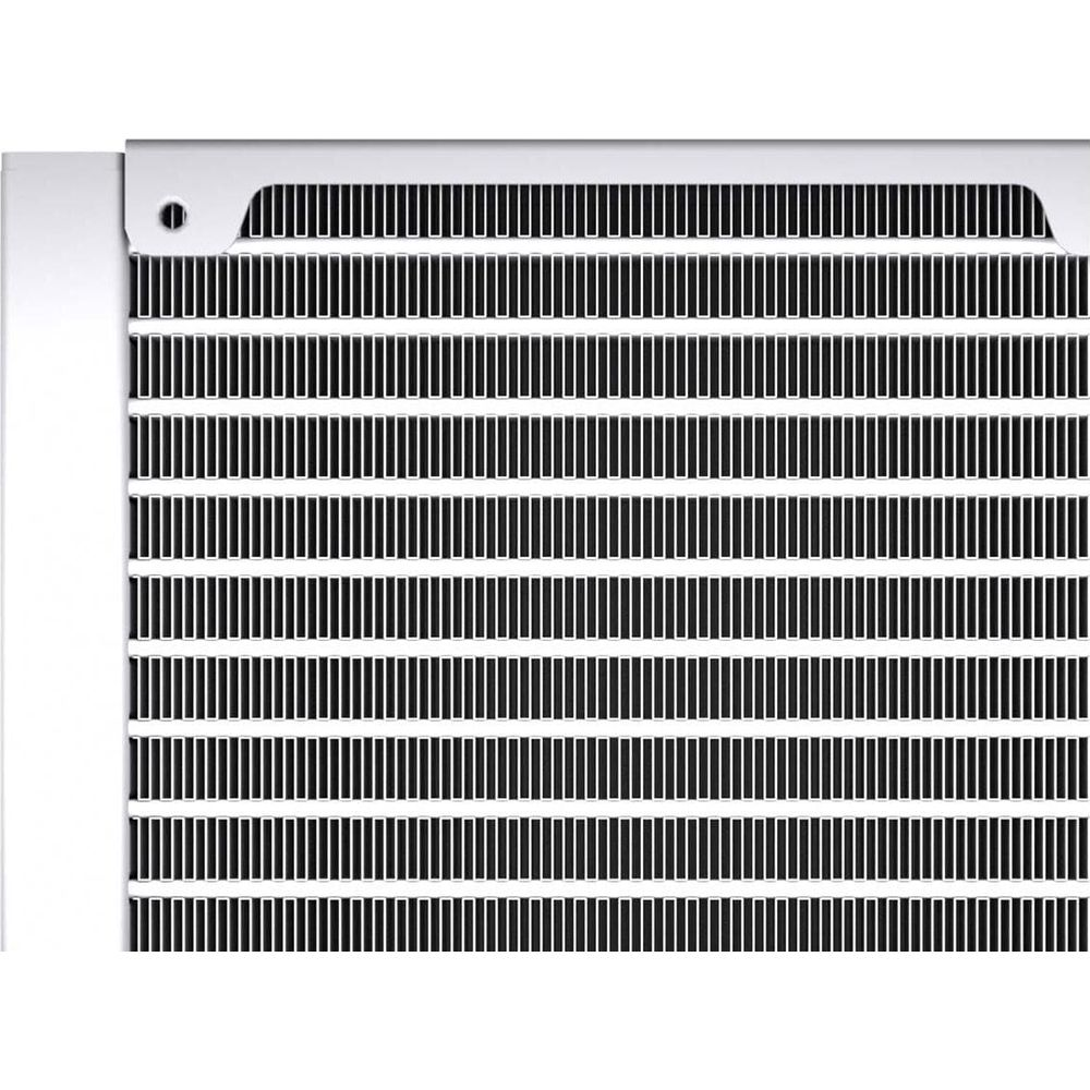 Nahaufnahme eines weißen Computer-Wasserkühlungskühlers mit feinen schwarzen Metalllamellen und einer Schraube.