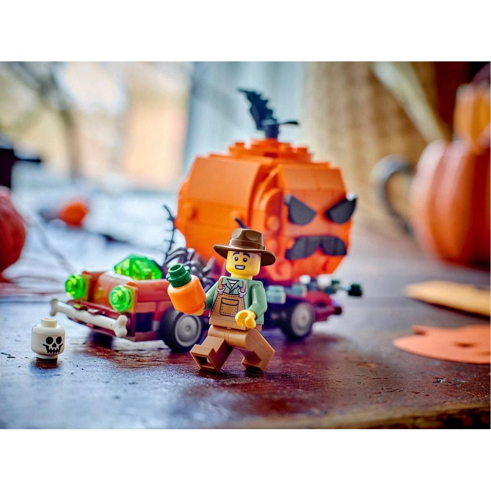 Minifigure Lego che corre vicino a un'auto con una zucca.
