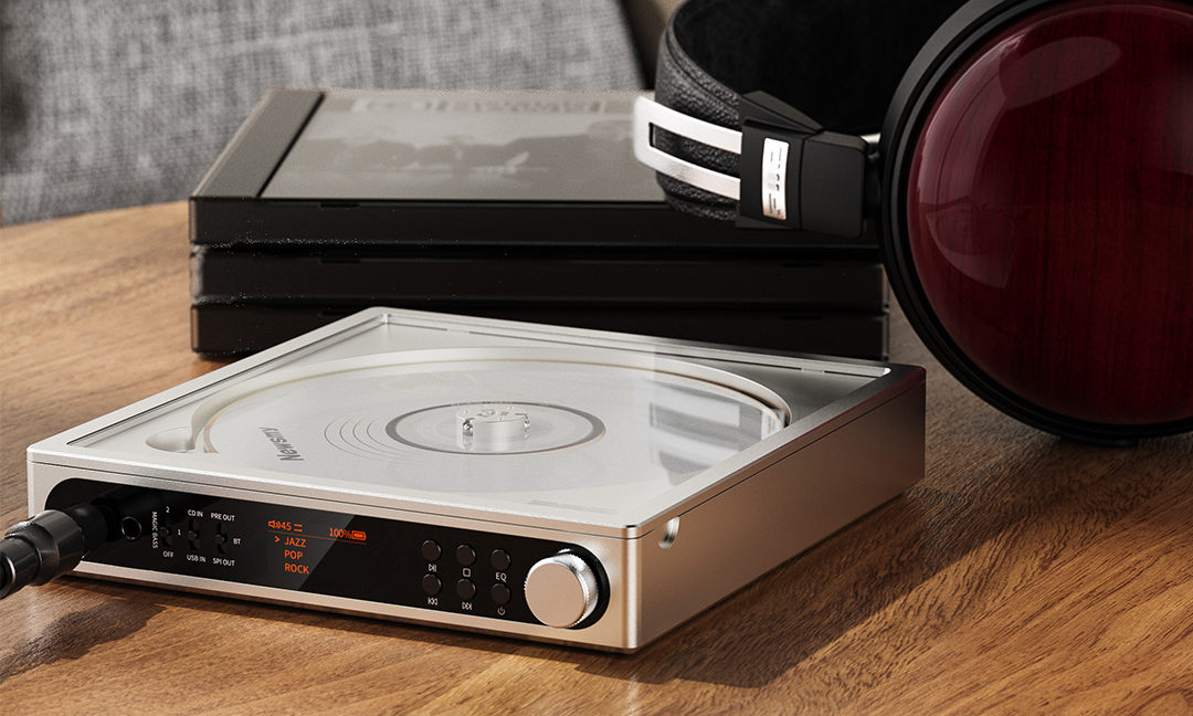 Reproductor de CD plateado con auriculares y CD en una mesa de madera.
