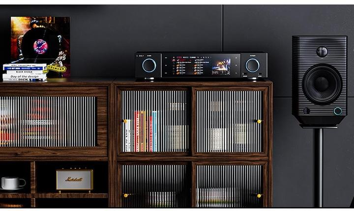 Nowoczesny system audio z amplitunerem i głośnikiem na drewnianych szafkach.