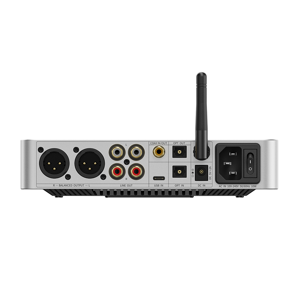 Panel trasero de un dispositivo de audio con salidas balanceadas, línea RCA, puertos digitales, antena y encendido.
