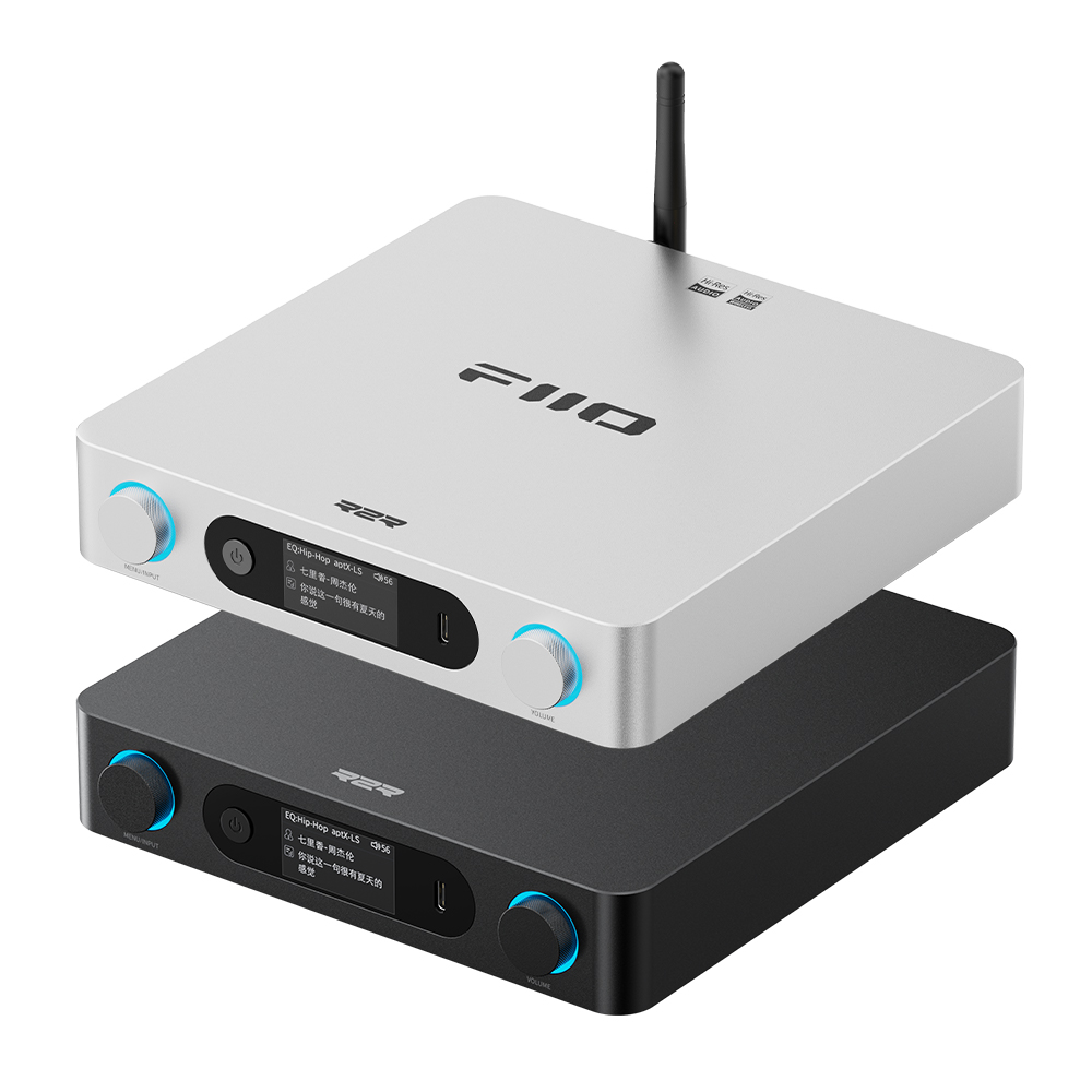 Dos dispositivos de audio FiiO R2R, uno plateado y otro negro, apilados verticalmente con perillas azules.