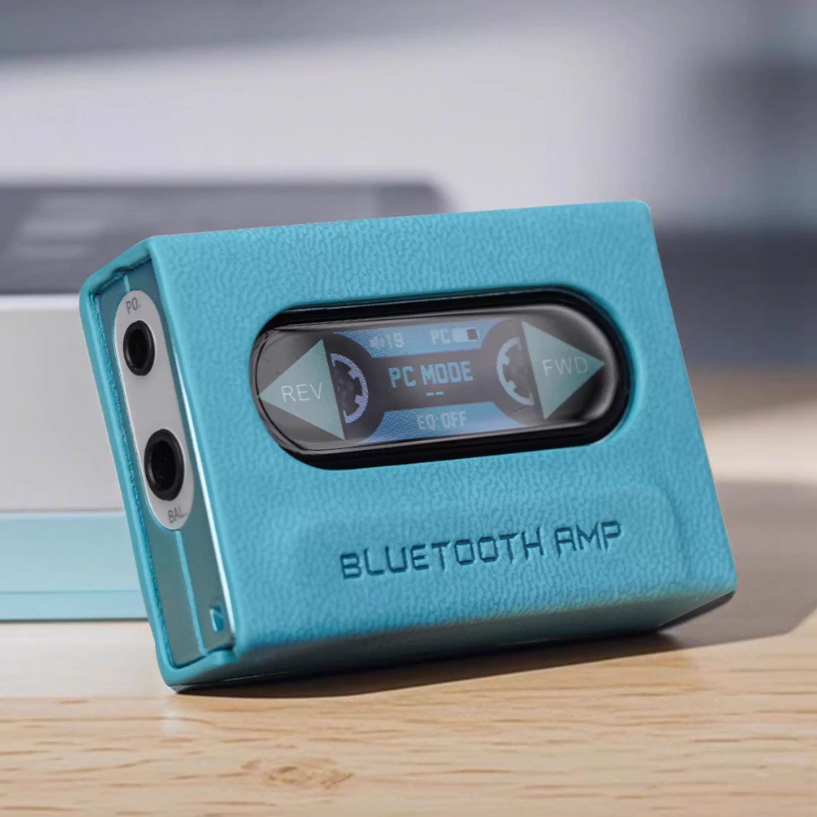 Un amplificador Bluetooth azul con funda de piel y pantalla digital sobre una superficie de madera.