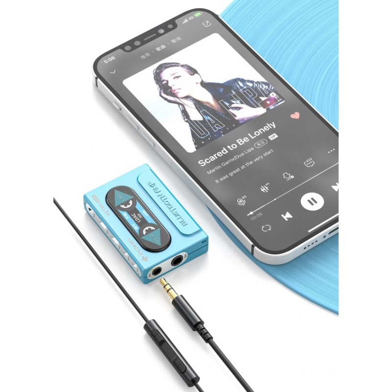 Un receptor de casete Bluetooth azul junto a un teléfono inteligente que reproduce música, con un cable de audio.