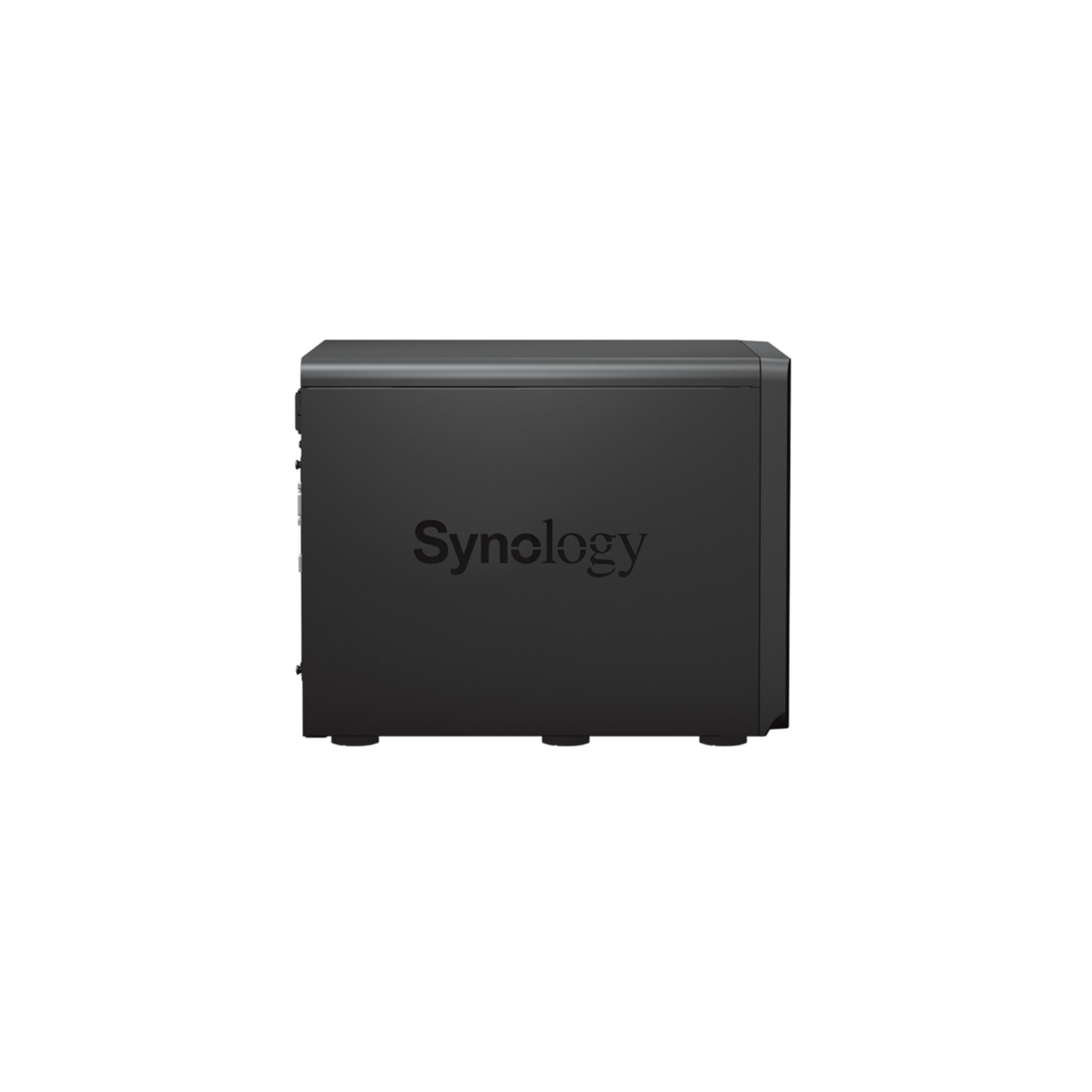Ein schwarzes Synology NAS-Gehäuse von der Seite auf weißem Hintergrund.