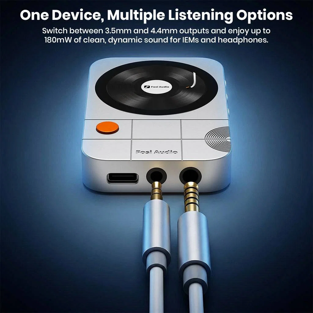 Un amplificador de auriculares Fosi Audio plateado con dos cables de audio conectados y texto arriba.