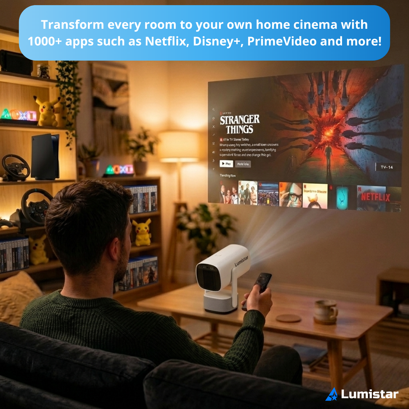 Ein Mann auf einem Sofa hält eine Fernbedienung und projiziert Stranger Things an die Wand.