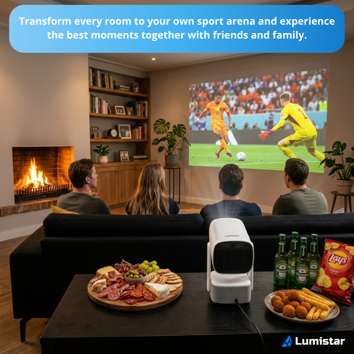 Vier Personen schauen ein Fußballspiel auf einer Leinwand, mit Snacks und Beamer auf dem Tisch.