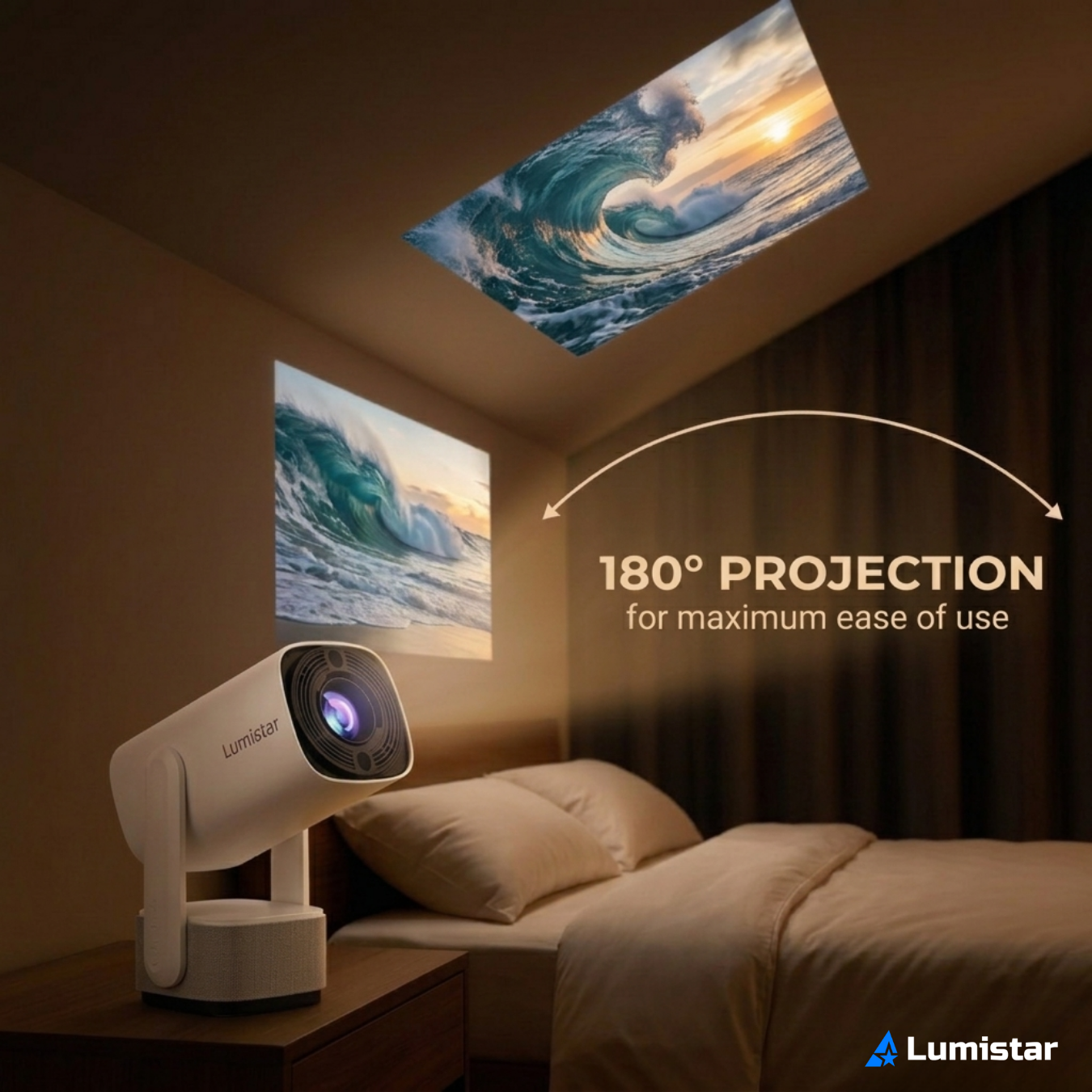 Ein weißer Lumistar-Projektor auf einem Nachttisch projiziert eine Meereswelle an Decke und Wand.