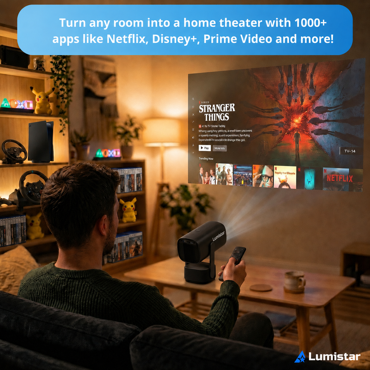 Ein Mann sitzt auf einer Couch, hält eine Fernbedienung und sieht Stranger Things, projiziert von einem Beamer.