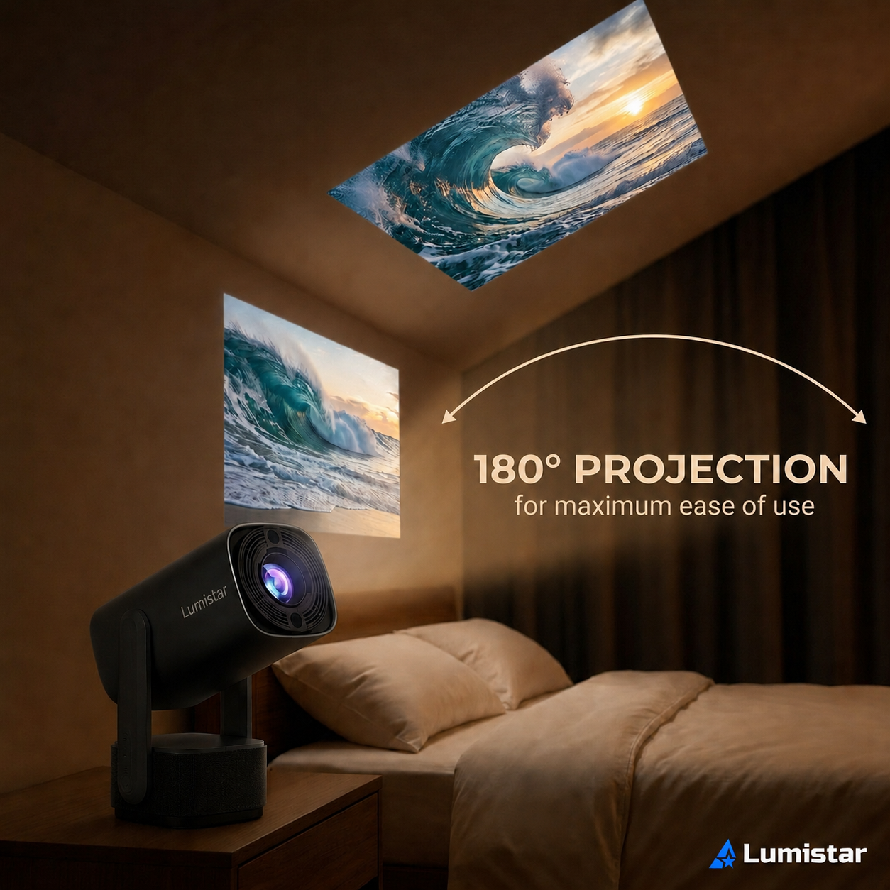 Ein Lumistar-Projektor auf einem Nachttisch projiziert Wellenbilder an Decke und Wand eines warmen Schlafzimmers.
