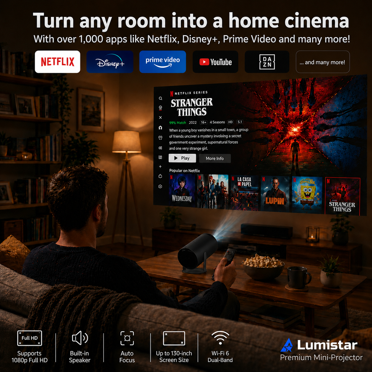 Ein Mann sitzt auf einem Sofa und schaut mit einem Miniprojektor Netflix in einem gemütlichen Wohnzimmer.