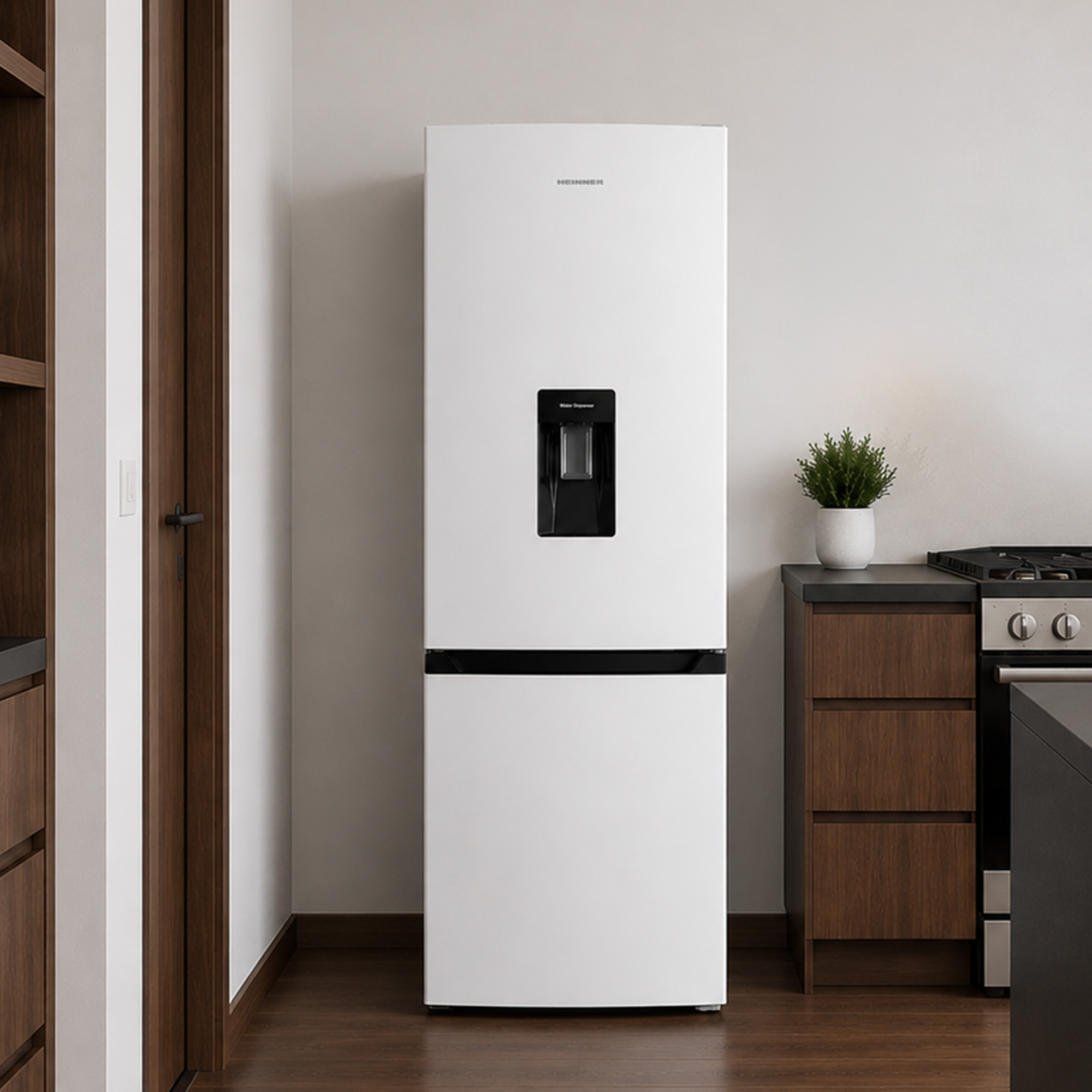 Ein weißer Heinner-Kühlschrank mit Wasserspendern in einer modernen Küche mit Holzböden und dunklen Schränken.