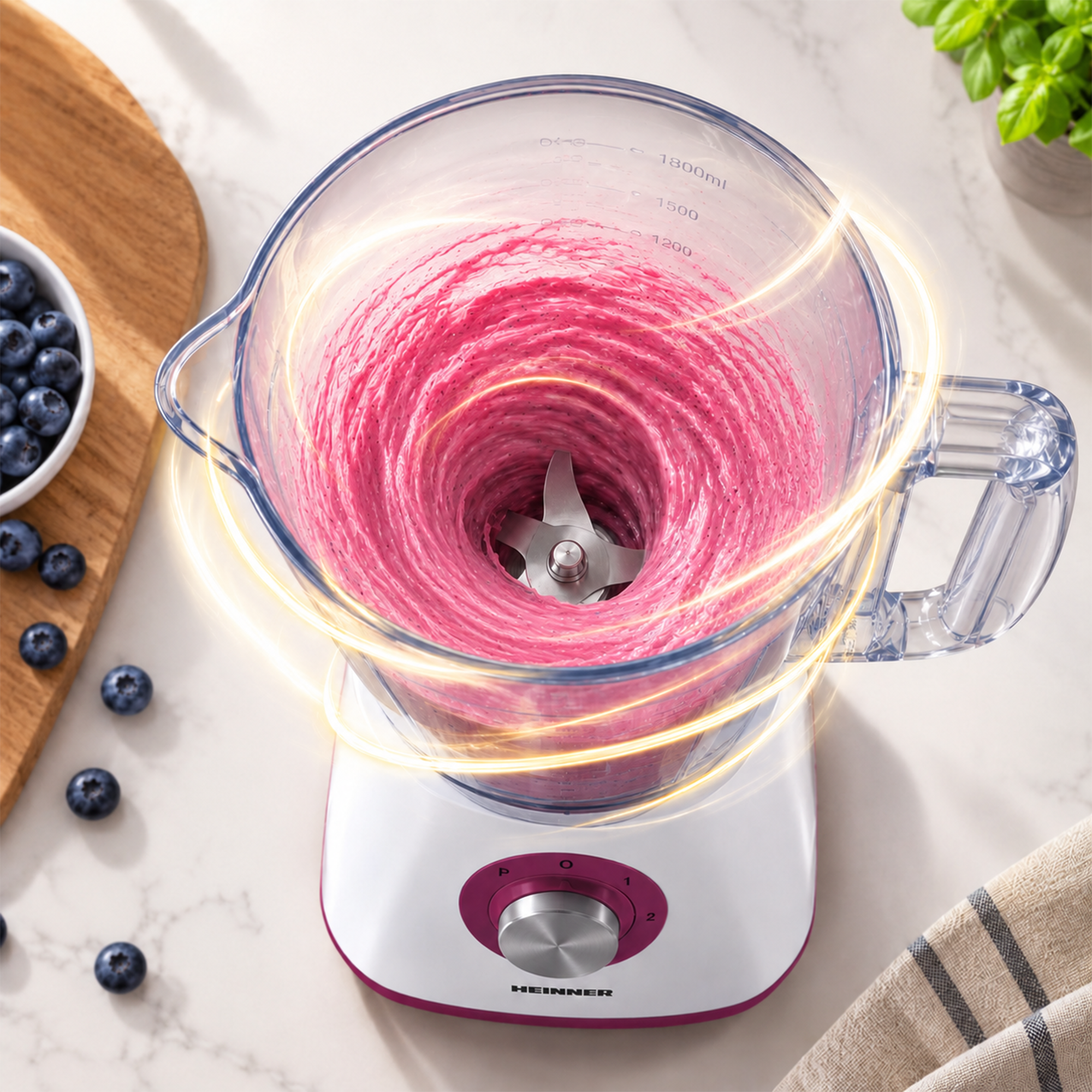 Ein Mixer mixt einen rosa Smoothie, umgeben von Blaubeeren, einem Holzbrett und einem Handtuch auf einer Theke.