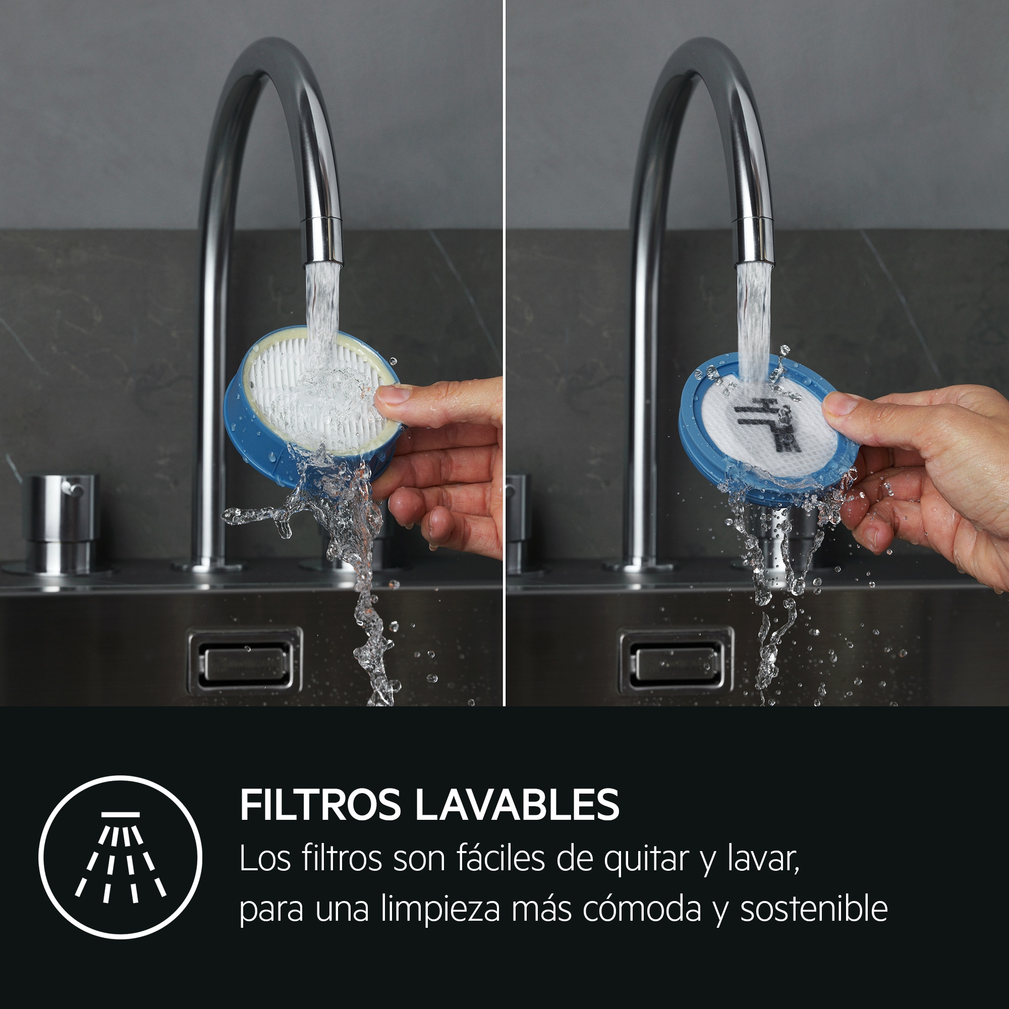 Mani lavano un filtro rotondo e blu sotto l'acqua corrente di un rubinetto argentato.