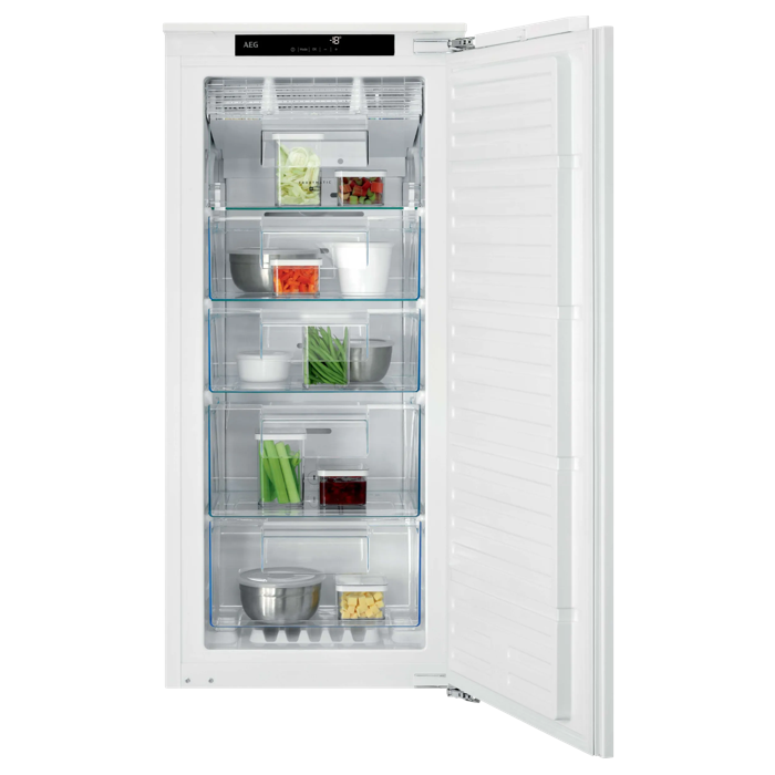 Un congelador vertical AEG blanco con la puerta abierta, lleno de cajones transparentes y alimentos almacenados.