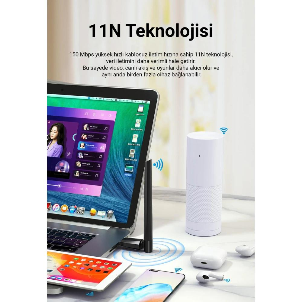 Masa üzerinde dizüstü bilgisayar, beyaz Wi-Fi yönlendirici ve kulaklık.