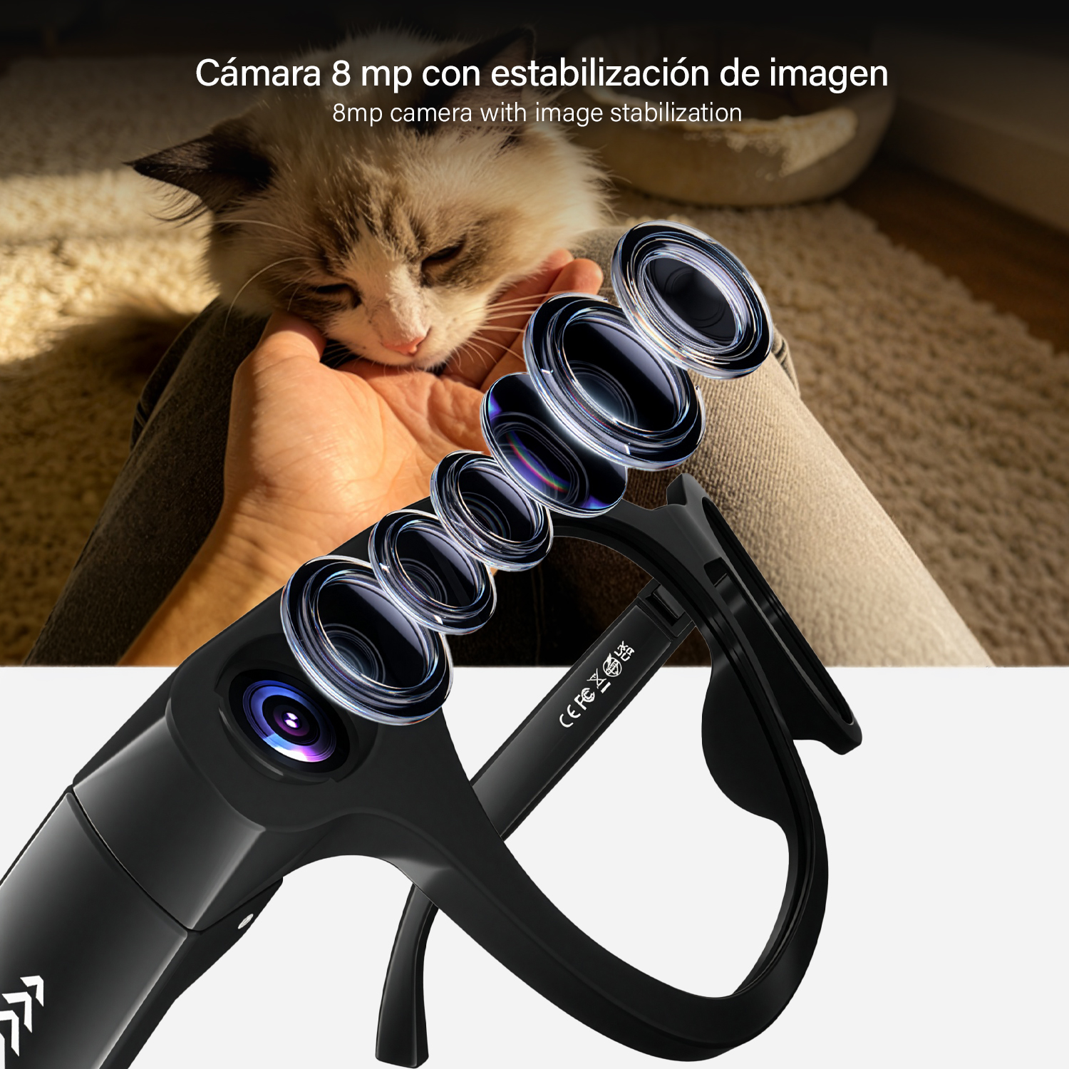 Gafas inteligentes con cámara integrada y capas de lentes, sobre una mano acariciando un gato.
