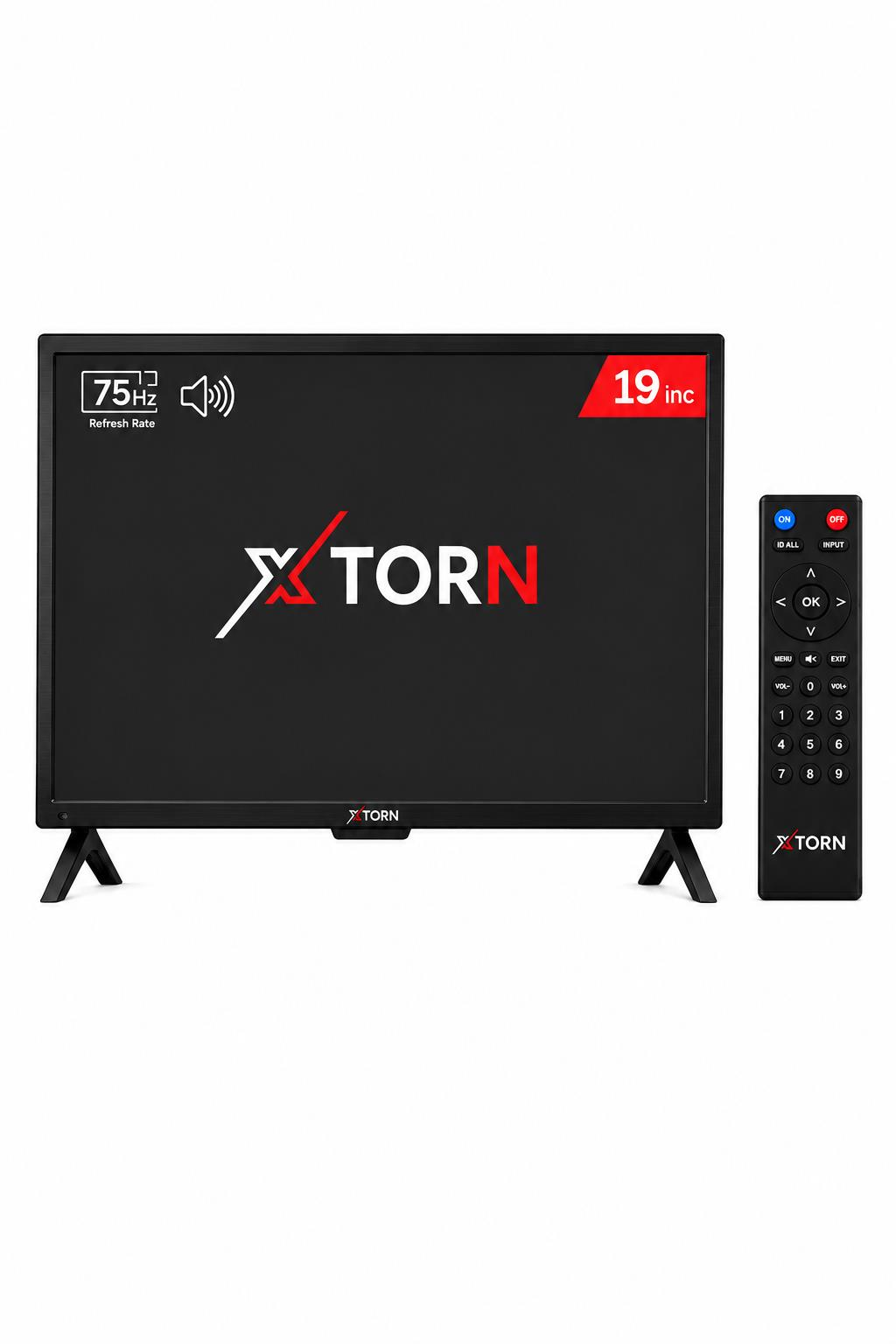 Beyaz arka plan önünde ayaklı ve uyumlu uzaktan kumandalı siyah 19 inç XTORN televizyon.