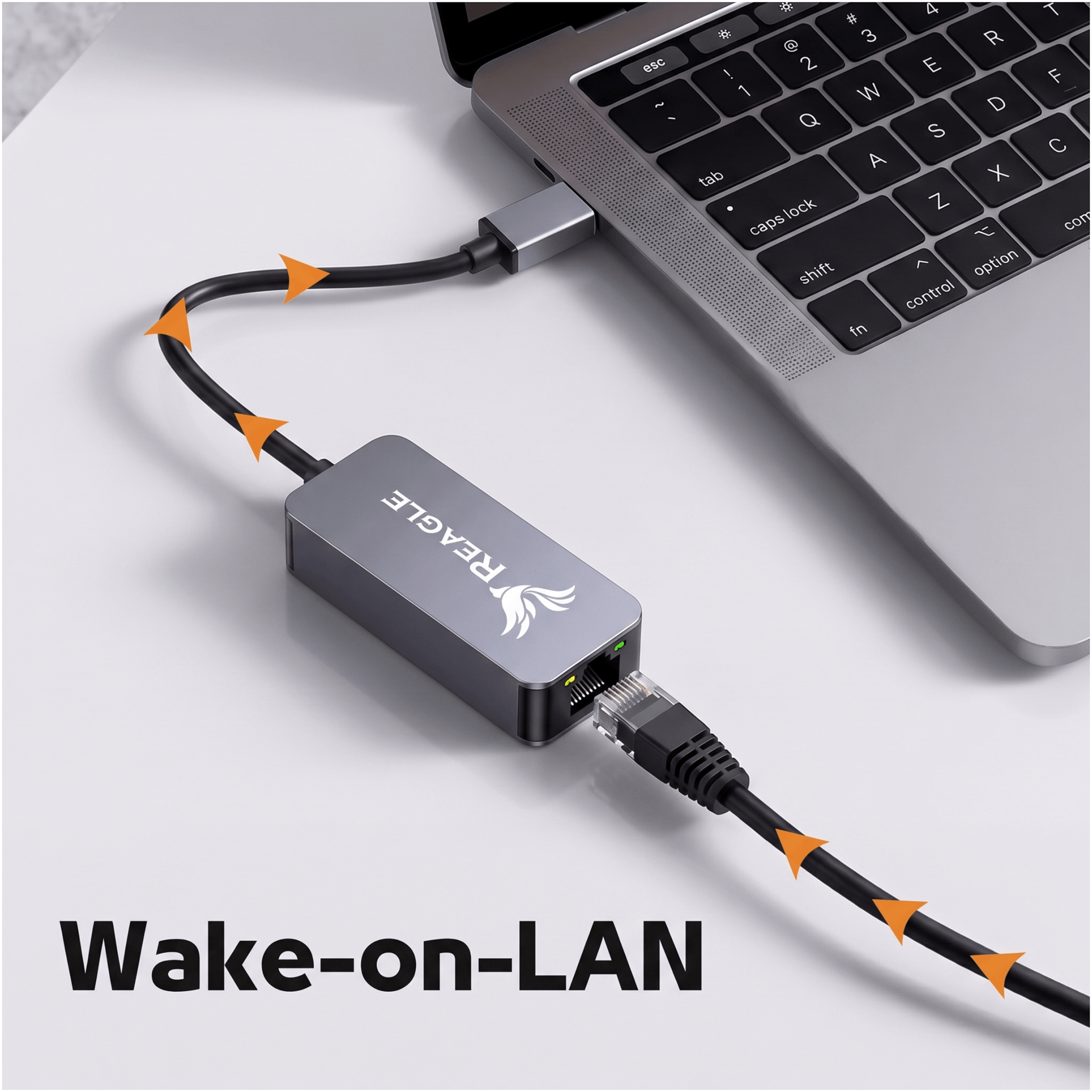 Adapter Ethernet jest podłączony do laptopa i umieszczony na jasnej powierzchni.