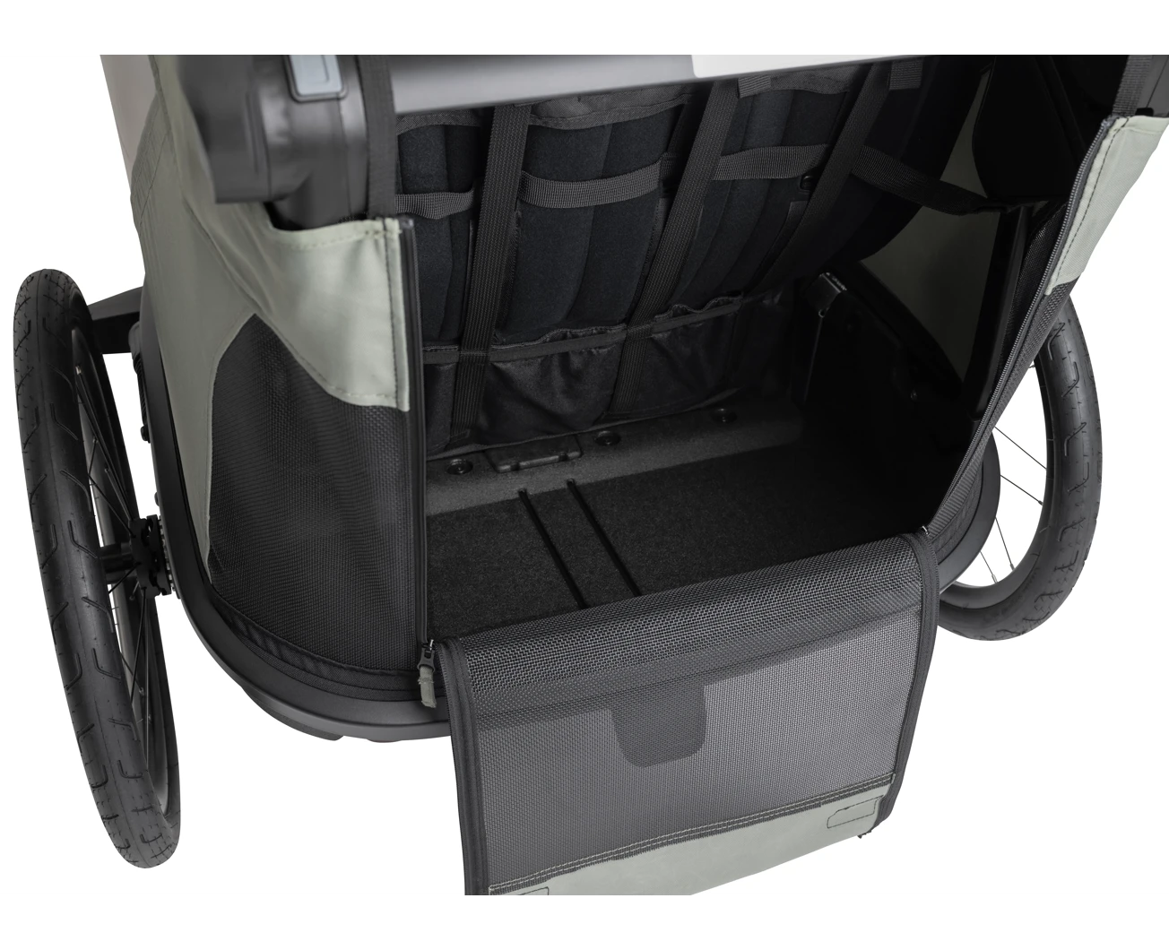 Vista trasera de un remolque gris para niños con maletero y bolsillo de malla abiertos.