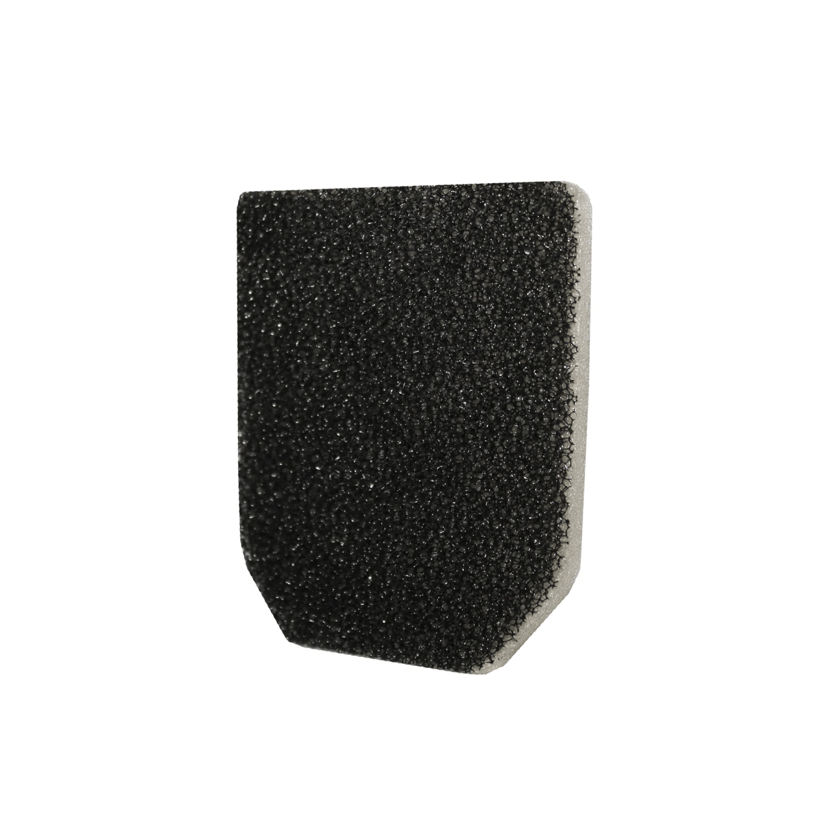 Un filtro de espuma negro rectangular con esquinas ligeramente biseladas sobre fondo blanco.