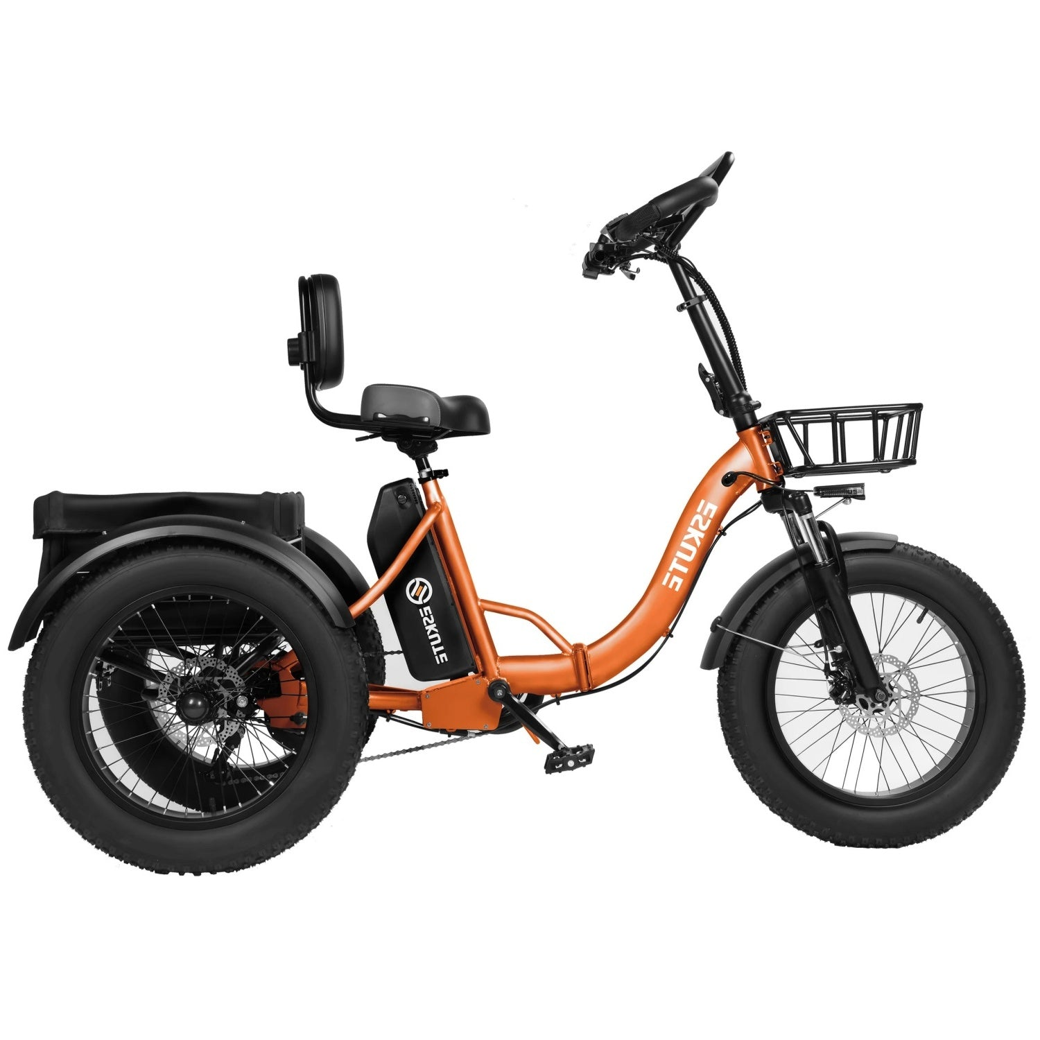 Triciclo elettrico arancione con ruote larghe, cestino anteriore, batteria centrale e schienale.