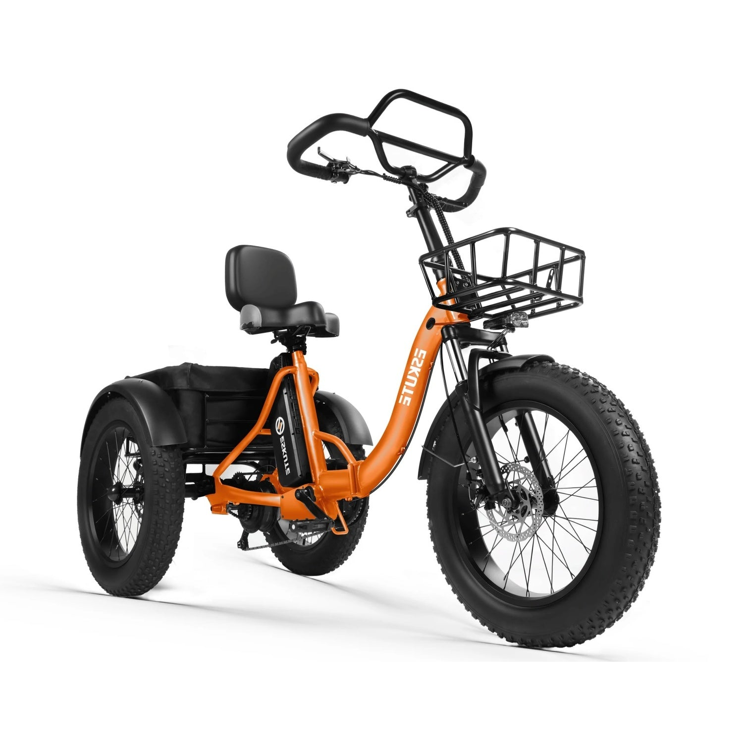 Un triciclo elettrico arancione con pneumatici larghi, un cestino anteriore, uno schienale e un manubrio largo.