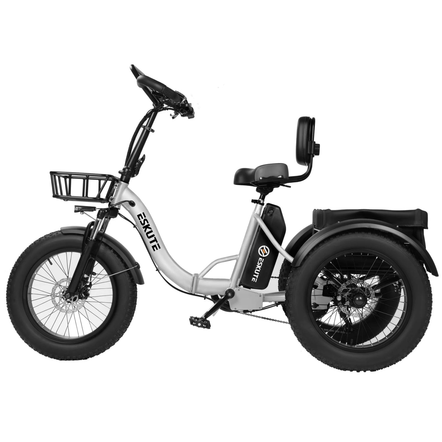 Triciclo elettrico Eskute argentato con pneumatici larghi, cestino anteriore, schienale e borsa posteriore su sfondo bianco.