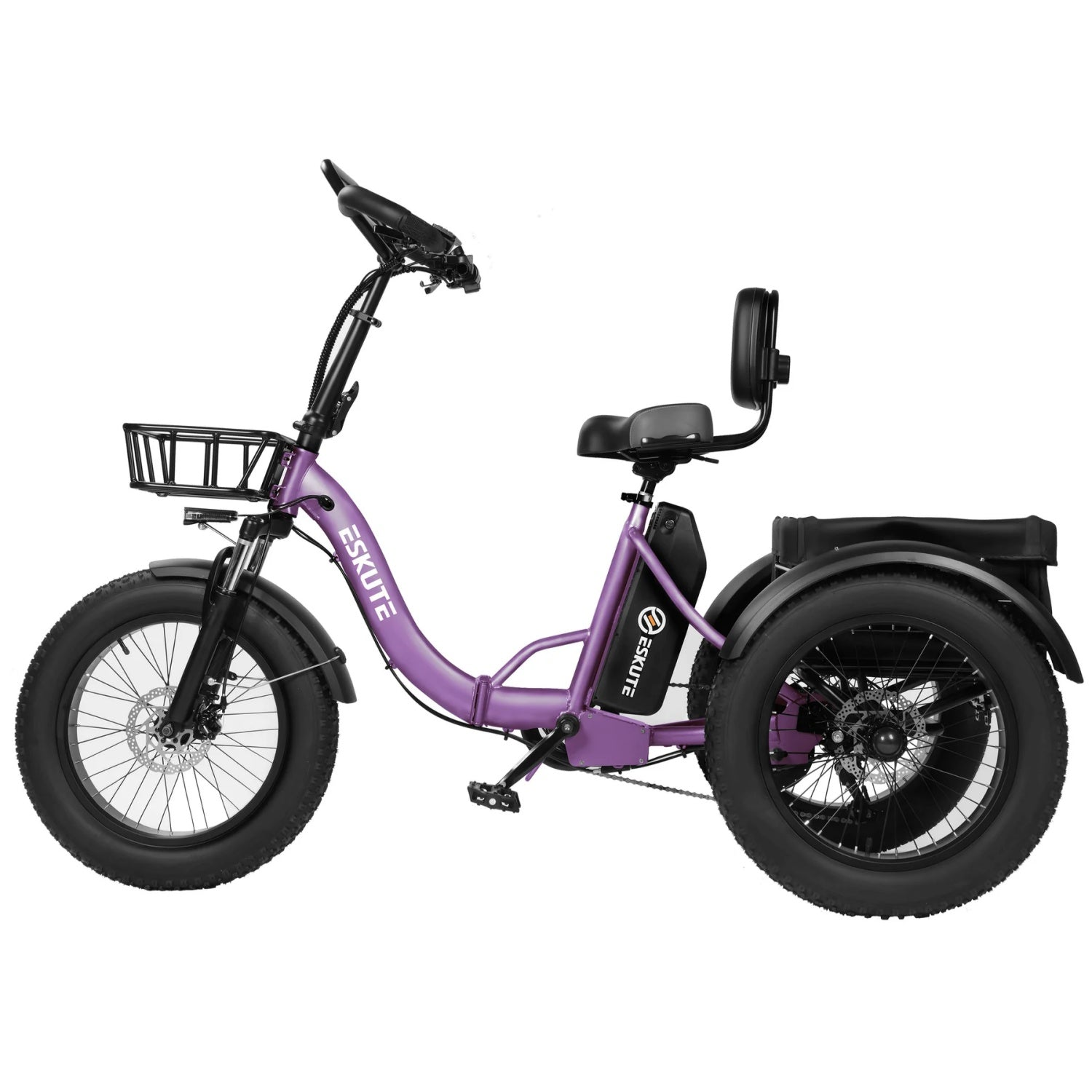 Triciclo elettrico viola con cestino anteriore, schienale e due ampi pneumatici posteriori su sfondo bianco.