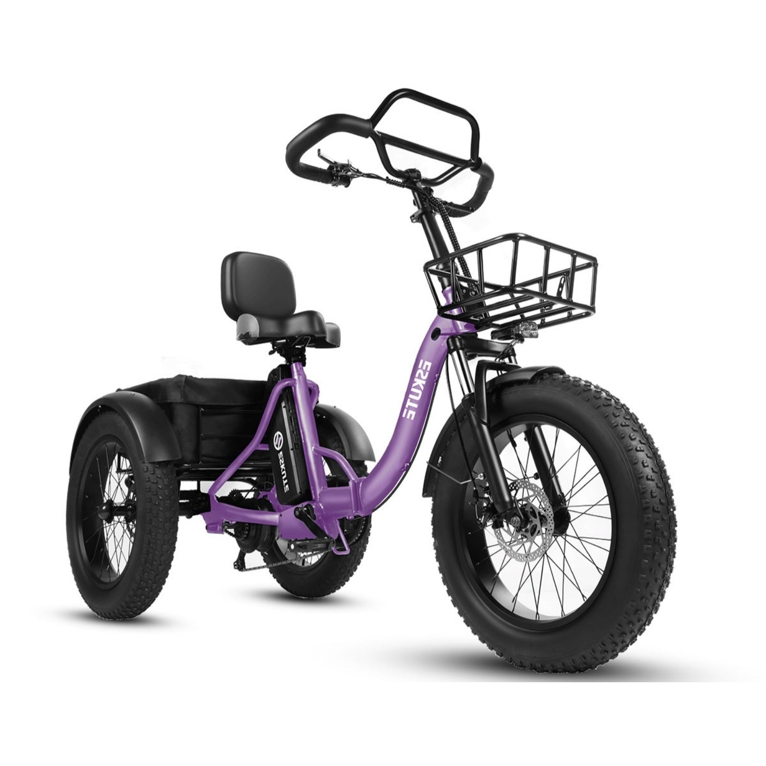 Un triciclo elettrico viola con pneumatici larghi, cestino anteriore, schienale e telaio nero su sfondo bianco.