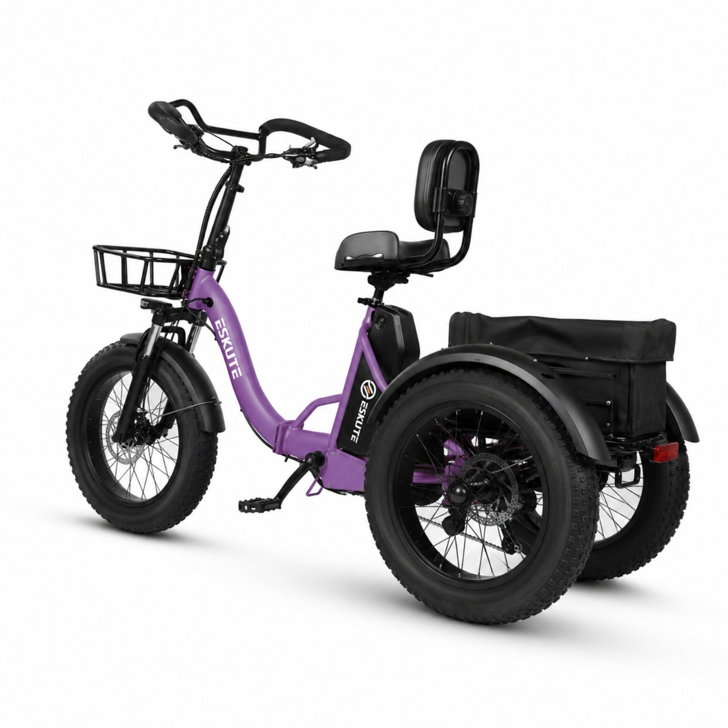 Un triciclo elettrico viola con pneumatici larghi, un cestino anteriore, un sedile con schienale e una borsa posteriore.