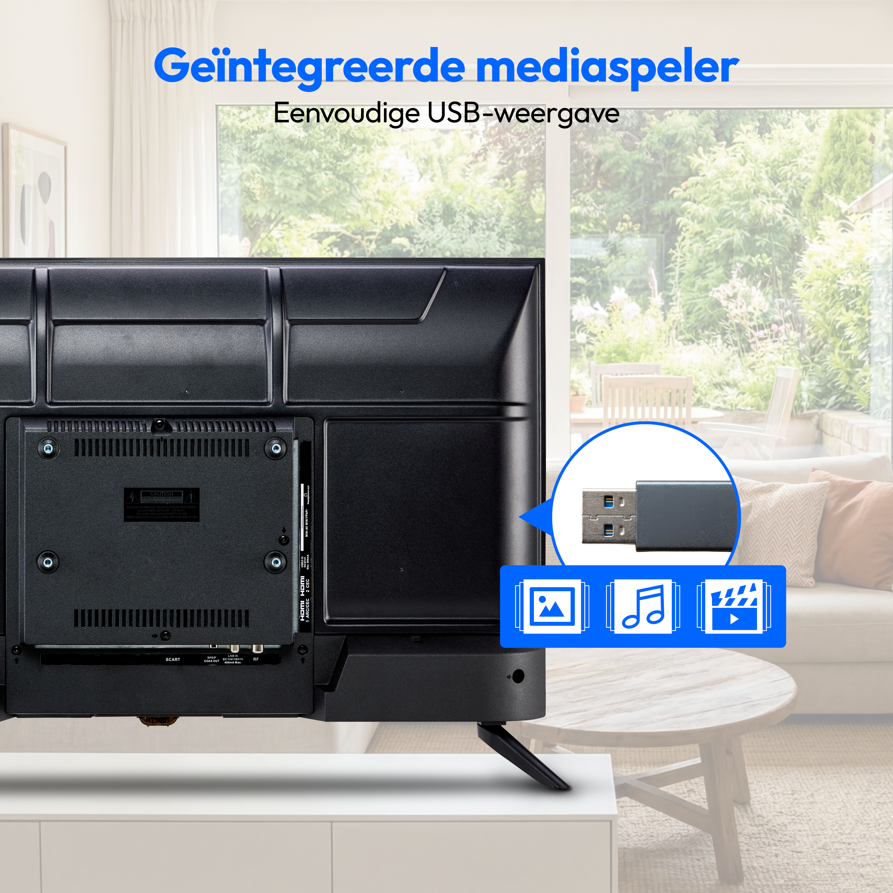 Rückseite eines schwarzen Fernsehers mit USB-Port, Text oben und Wohnzimmer-Hintergrund.