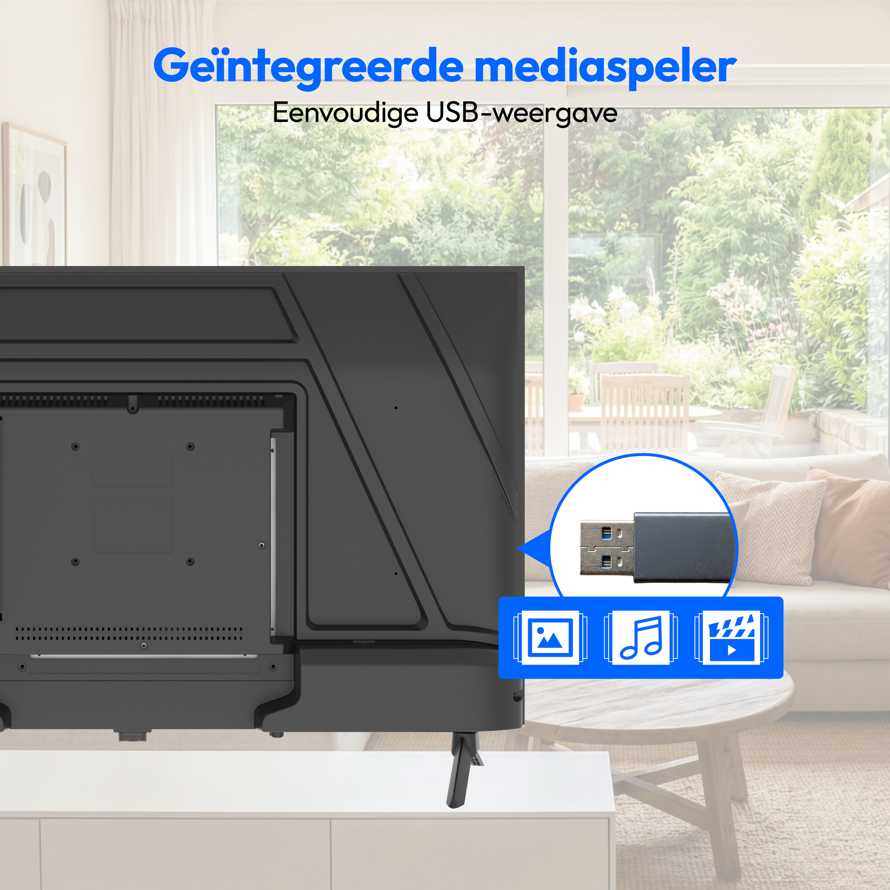 Rückseite eines Fernsehers mit USB-Stick und Symbolen für Medienwiedergabe vor einem Wohnzimmer.